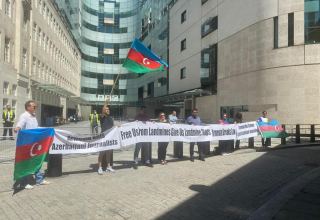 Azərbaycanlılar BBC-nin binası qarşısında aksiya keçirib (FOTO)