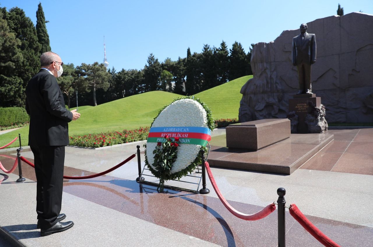 Cumhurbaşkanı Erdoğan merhum Azerbaycan lideri Aliyev’in kabrini ziyaret etti