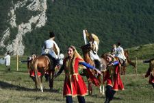 Azərbaycan və Türkiyə Prezidentləri xanımları ilə birlikdə Heydər Əliyev Fondunun təşkil etdiyi “Musiqi irsi və Qarabağ atları Cıdır düzündə” adlı kompozisiyanın təqdimatında iştirak ediblər (FOTO/VİDEO)