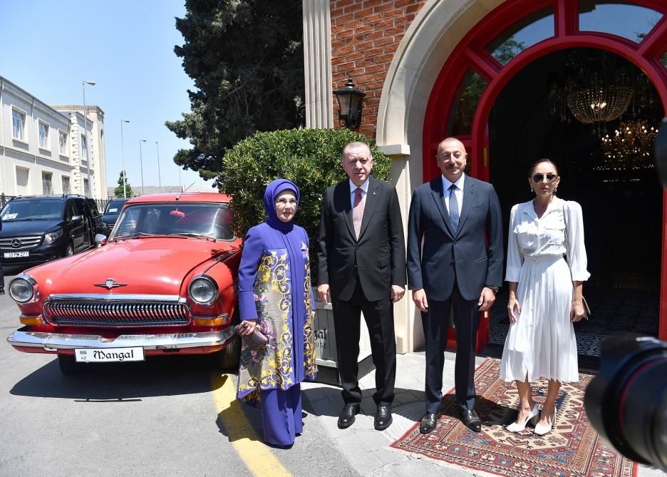 От имени Президента Ильхама Алиева и Первой леди Мехрибан Алиевой дан обед в честь Президента Эрдогана и его супруги (ФОТО)