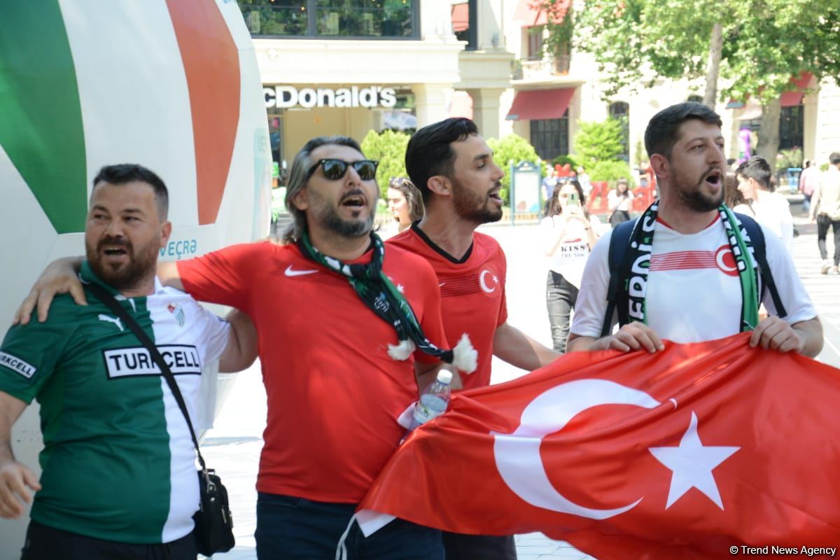 Bakıda azarkeşlər Türkiyənin oyununu gözləyir (FOTOSESSİYA)