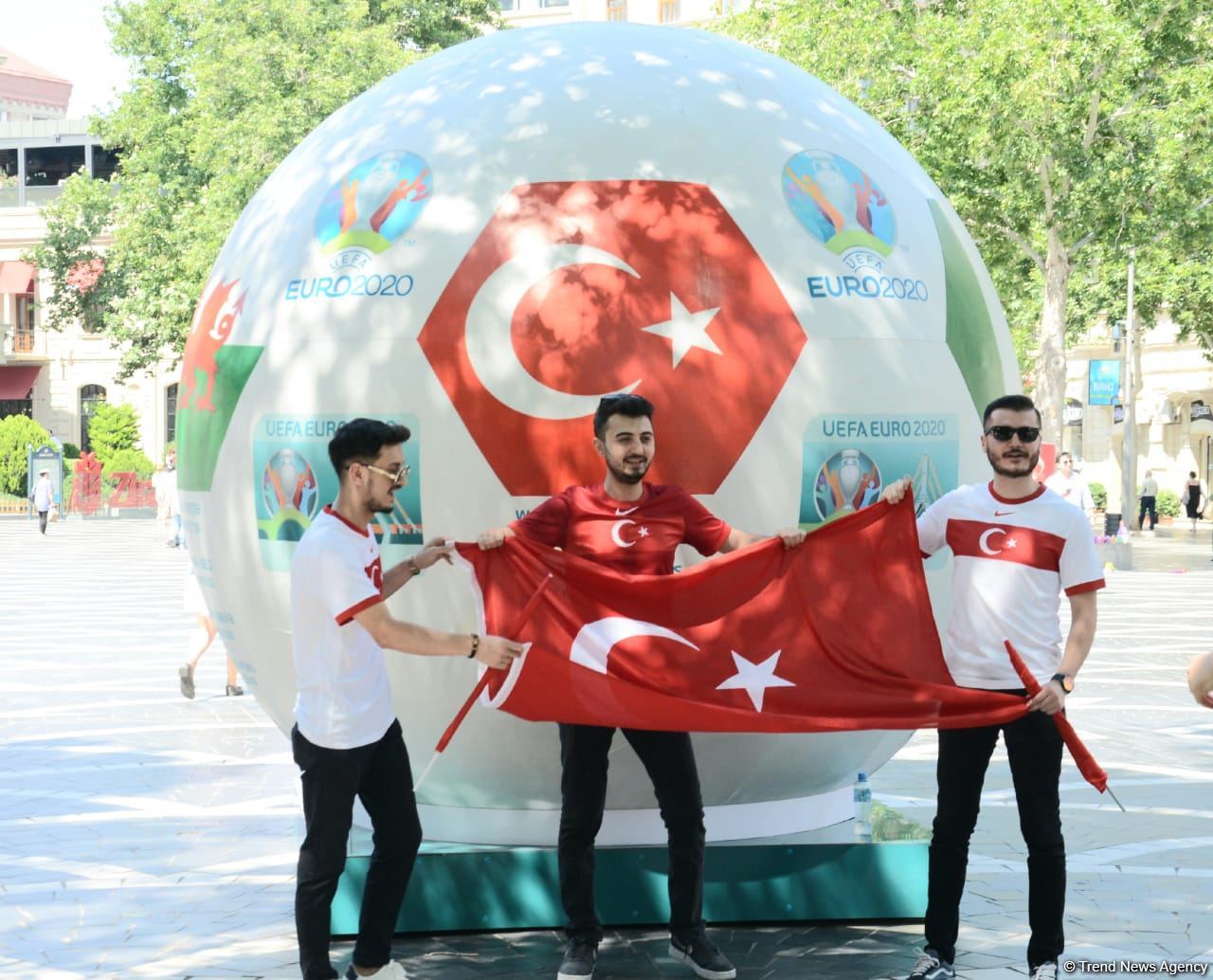 Bakıda azarkeşlər Türkiyənin oyununu gözləyir (FOTOSESSİYA)