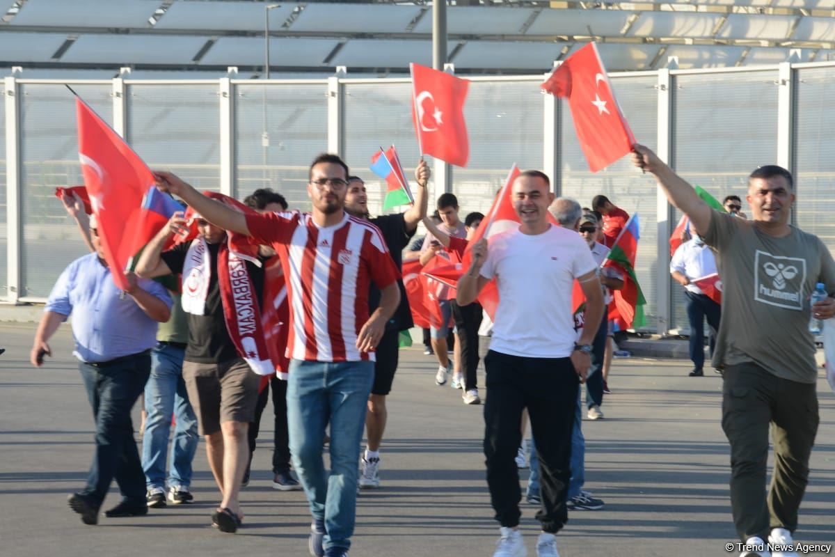 Bakıda azarkeşlər Türkiyənin oyununa yollanırlar (FOTOSESSİYA)