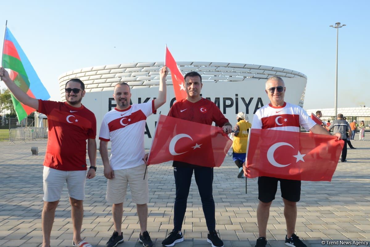 Fans preparing to watch Turkey vs Wales football match at Baku Olympic Stadium (PHOTO)