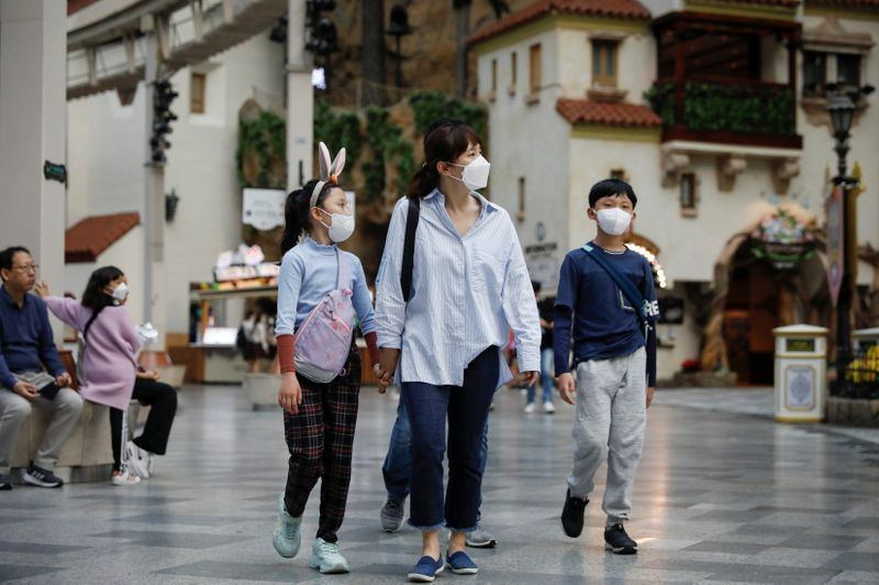 Cənubi Koreyada sutkada 100 mindən çox insan koronavirusa yoluxub