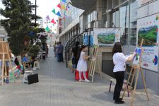 На тротуаре одной из бакинских улиц появился вернисаж (ФОТО)