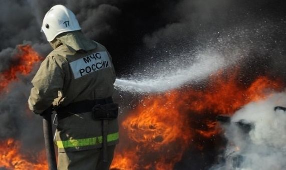 В Москве вспыхнул пожар на складе площадью 300 квадратных метров