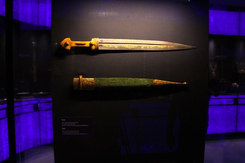 Известный оружейник из Канады подарил азербайджанскому музею уникальные кинжалы ручной работы (ВИДЕО, ФОТО)