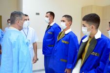 Министр обороны Азербайджана встретился с военнослужащими, проходящими лечение в военном госпитале (ВИДЕО)