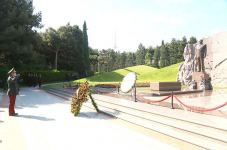 Руководство минобороны Азербайджана посетило Аллею почетного захоронения и Аллею шехидов в Баку (ФОТО)