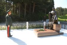 Руководство минобороны Азербайджана посетило Аллею почетного захоронения и Аллею шехидов в Баку (ФОТО) - Gallery Thumbnail