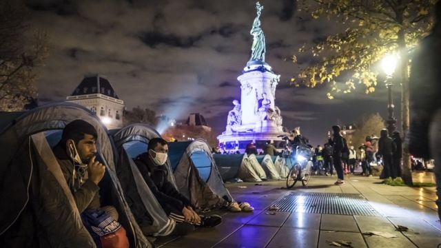 Около 300 бездомных мигрантов установили палатки перед мэрией Парижа, требуя дать им жилье