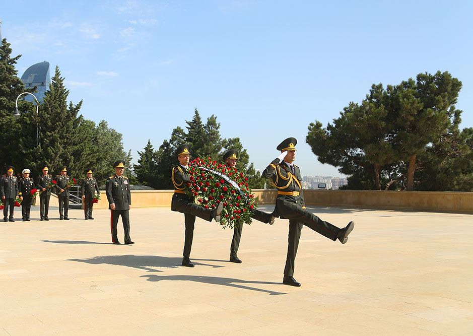 Руководство минобороны Азербайджана посетило Аллею почетного захоронения и Аллею шехидов в Баку (ФОТО) - Gallery Image