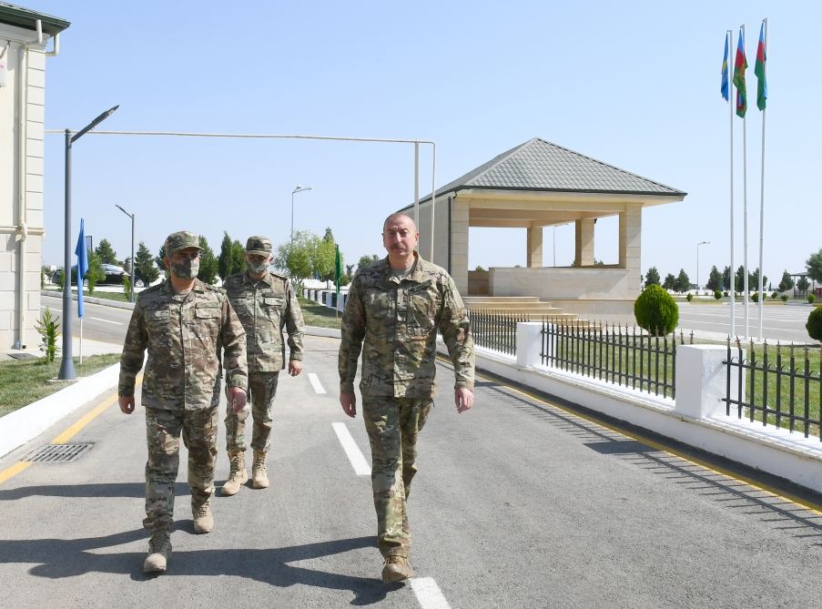 Президент Ильхам Алиев ознакомился с условиями, созданными в новом военном городке Военно-воздушных сил Министерства обороны и служебных квартирах для семей военнослужащих (ФОТО/ВИДЕО)