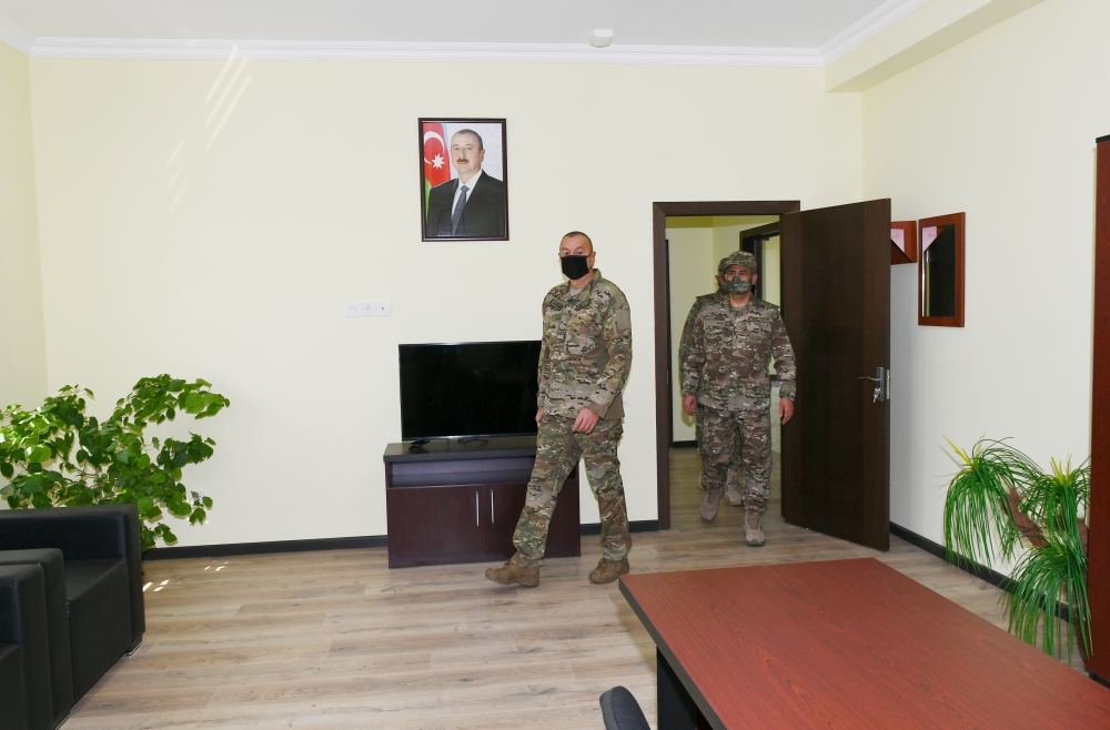 Президент Ильхам Алиев ознакомился с условиями, созданными в новом военном городке Военно-воздушных сил Министерства обороны и служебных квартирах для семей военнослужащих (ФОТО/ВИДЕО)
