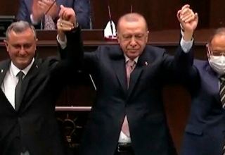 CHP'den istifa eden belediye başkanı AK Parti'ye katıldı: Rozeti Erdoğan taktı