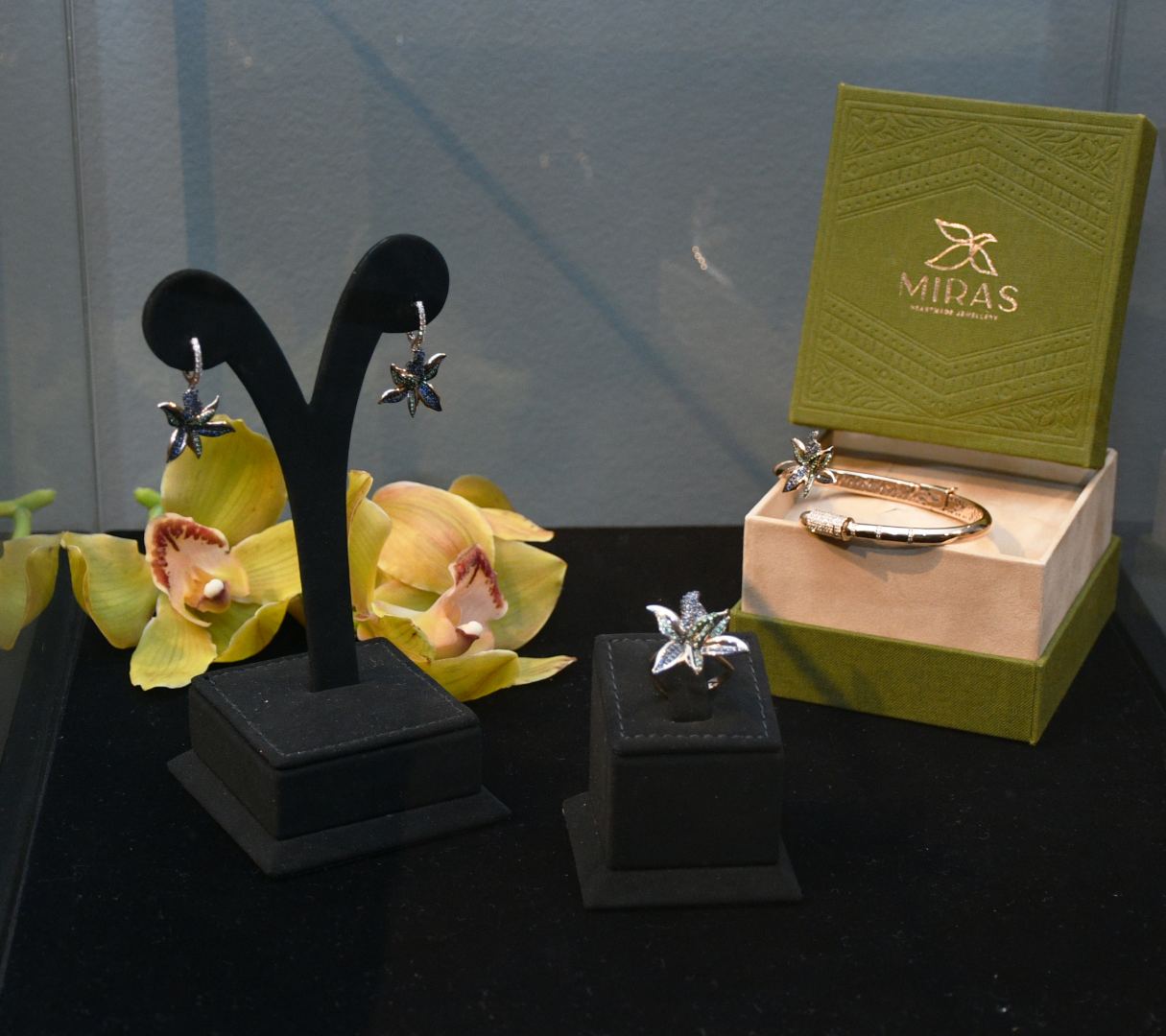 В Баку представлены ювелирные изделия - главный элемент цветок харыбюльбюль (ФОТО)