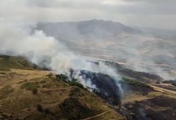 Azerbaijani Emergencies Ministry reports on fire in Fuzuli district (VIDEO)