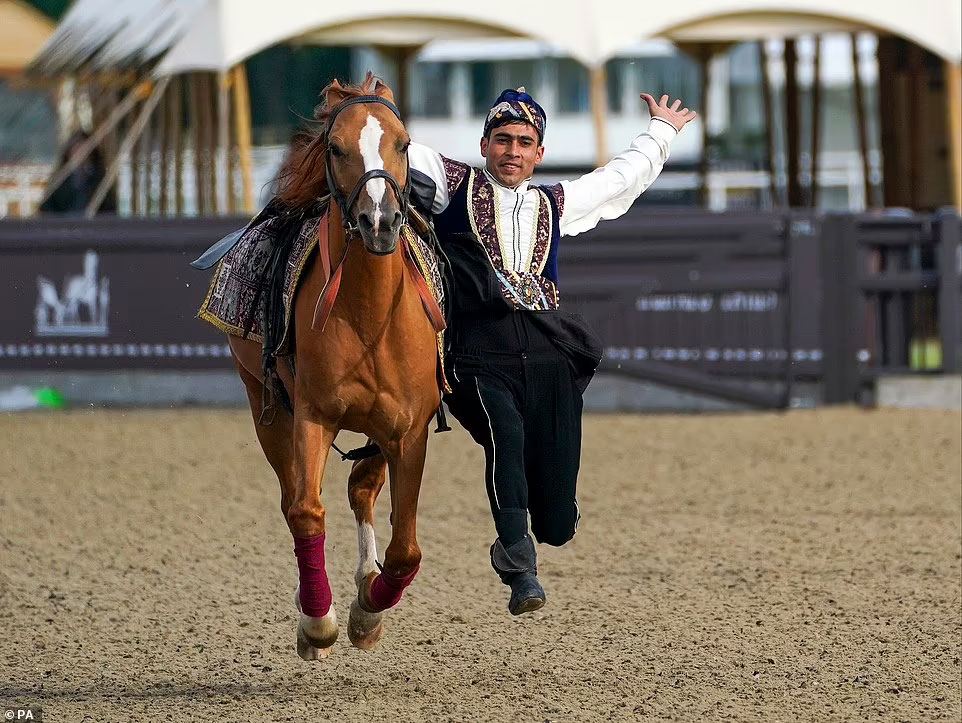 Azərbaycanlı jokeylər Britaniyada atçılıq şousunda tamaşaçıları heyran edib (FOTO)
