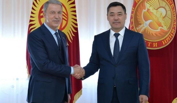 Bakan Akar, Kırgızistan Cumhurbaşkanı Caparov'la görüştü
