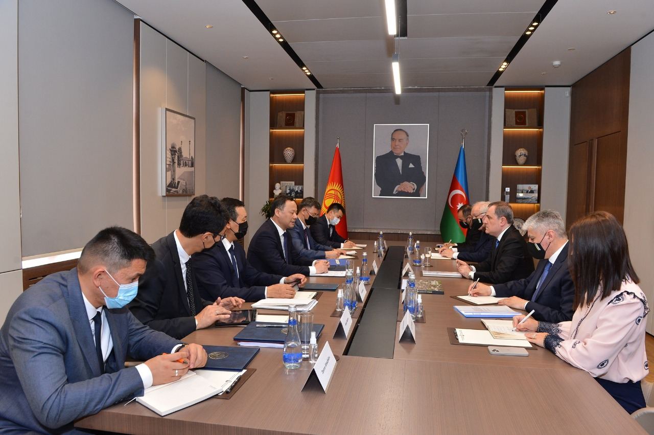 Главы МИД Азербайджана и Кыргызстана провели встречу в расширенном составе
