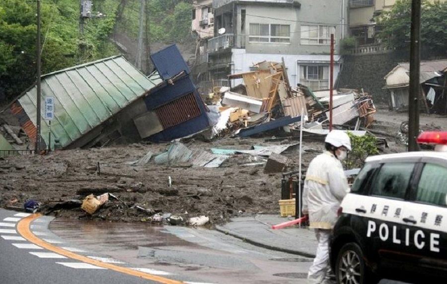 В результате оползня в Японии разрушились около 10 домов