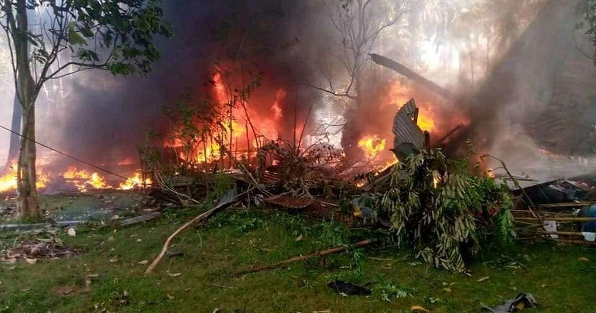 Число погибших при крушении военного самолета на Филиппинах достигло 29