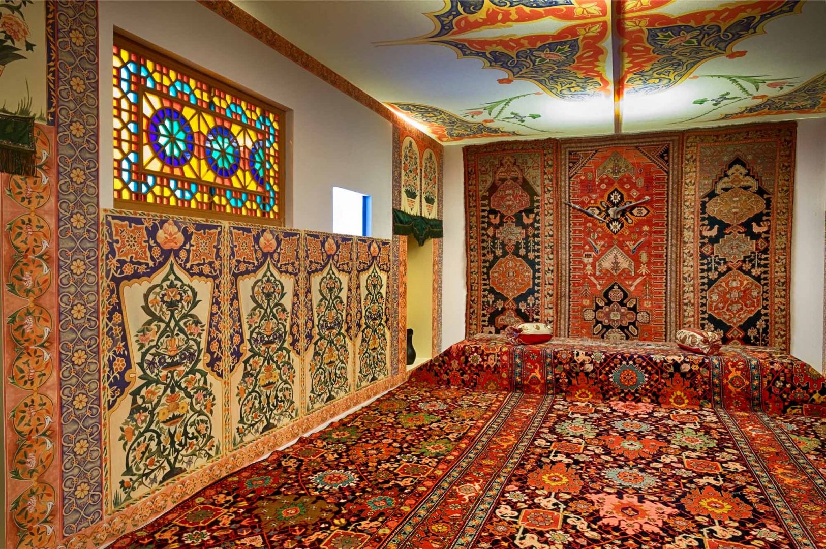 Love Story на фоне азербайджанских ковров XVII века - талисманы семейного благополучия (ФОТО)