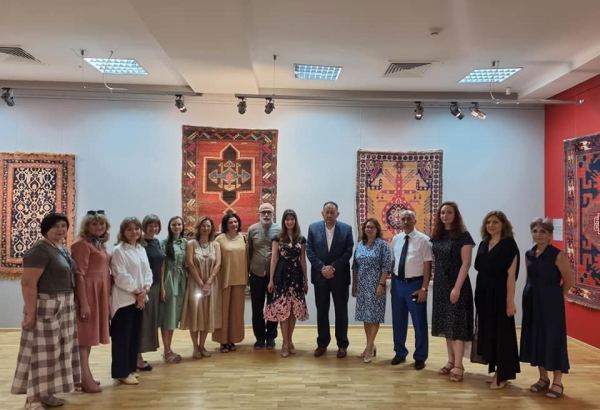 Потрясающий мир азербайджанских ковров в России, или Бакинское детство министра культуры Татарстана  (ФОТО)