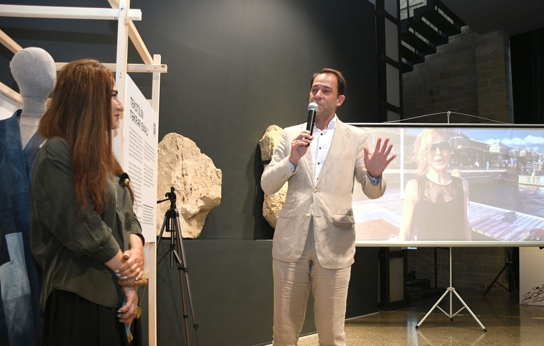 В Баку приданое шведской художницы превратилось в произведение искусства (ФОТО)