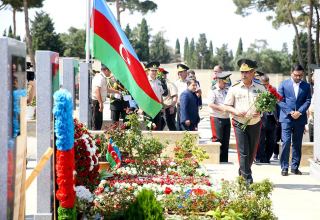 Руководство минобороны Азербайджана посетило II Аллею шехидов (ФОТО)