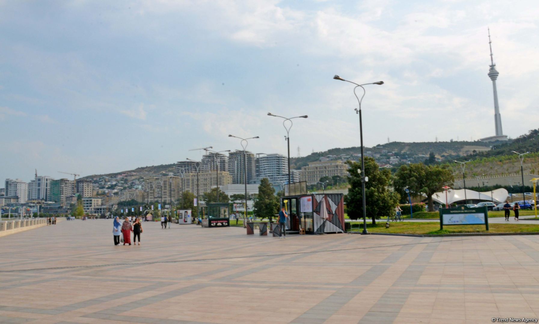 Бакинский бульвар - излюбленное место отдыха туристов и жителей столицы - ФОТОРЕПОРТАЖ