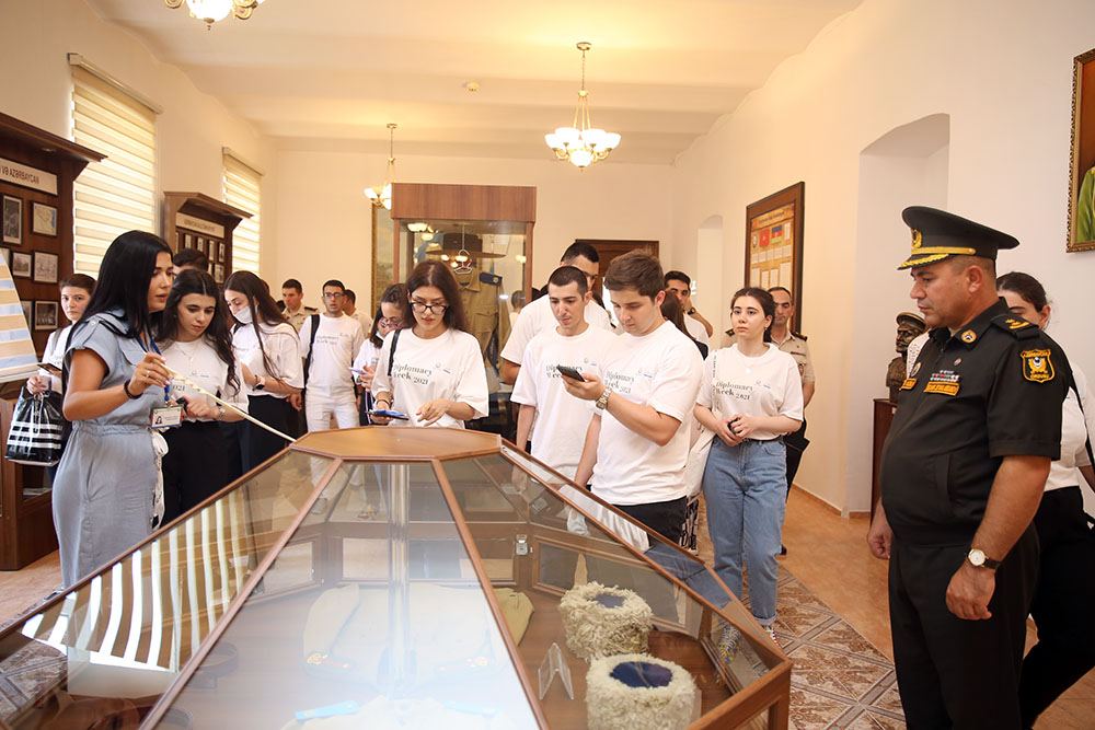 Волонтеры дипломатии побывали в ряде учреждений Минобороны Азербайджана (ФОТО) - Gallery Image