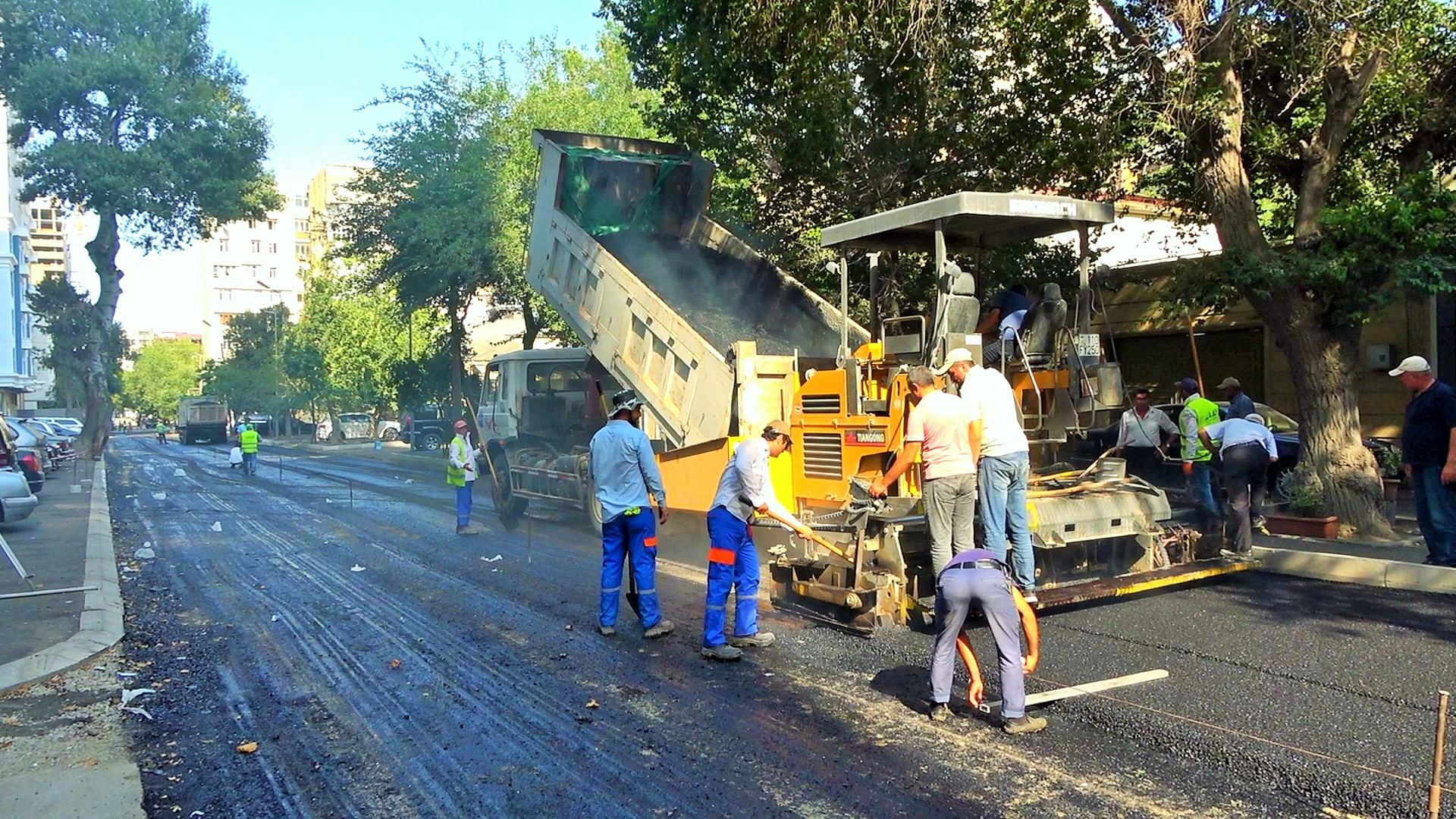 В Насиминском районе Баку продолжается ремонт улиц (ФОТО)