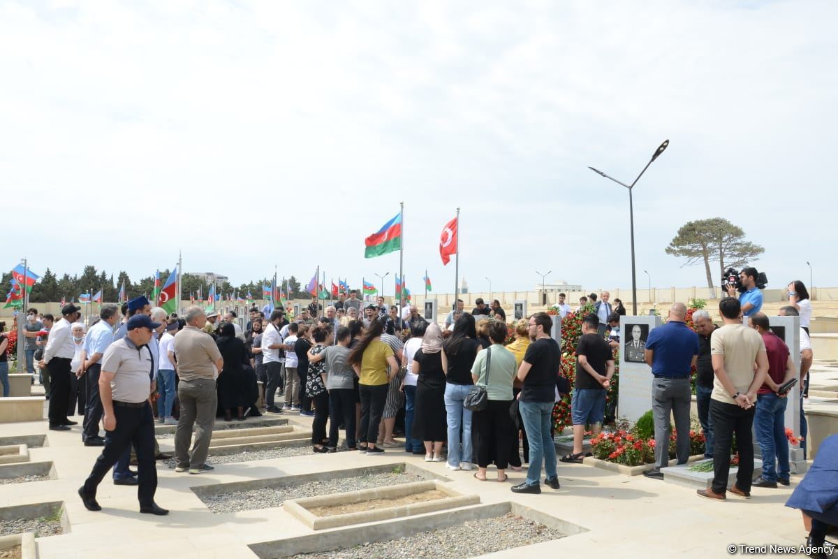 В Баку чтят память генерал-майора Полада Гашимова и полковника Ильгара Мирзоева (ФОТО)