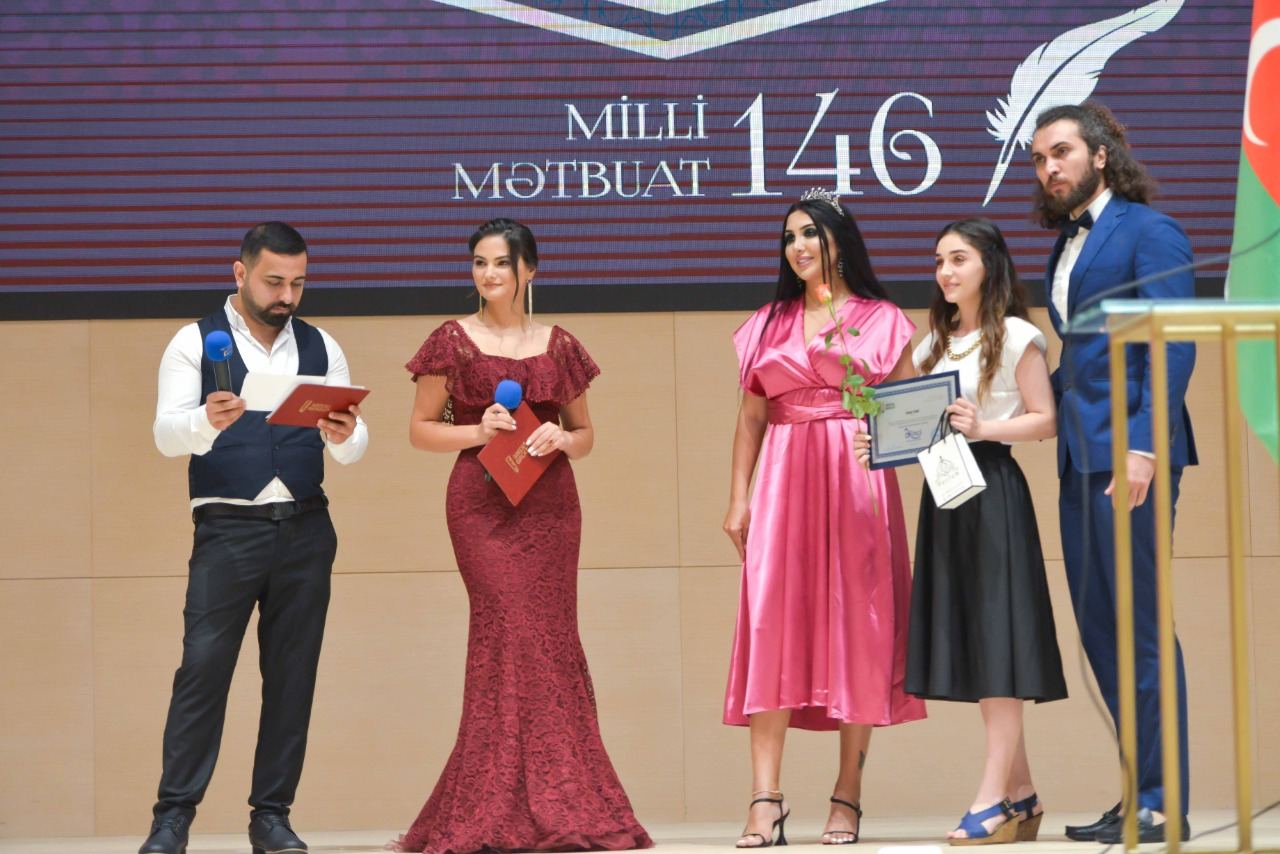 В Баку прошла церемония награждения премией Əkinçi ко Дню национальной прессы (ФОТО)