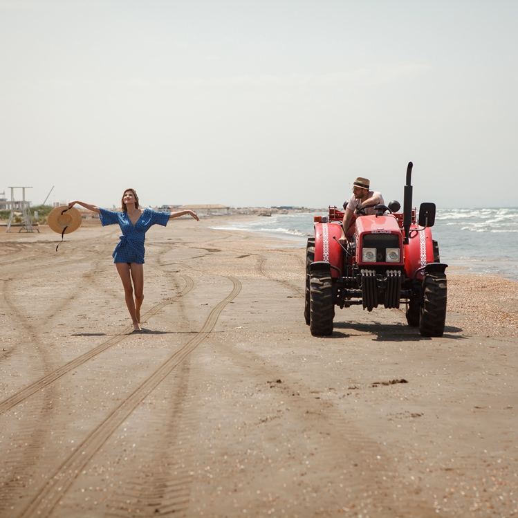 На бакинском пляже появился ухажер с трактором "Беларусь-Гянджа"  (ВИДЕО, ФОТО)