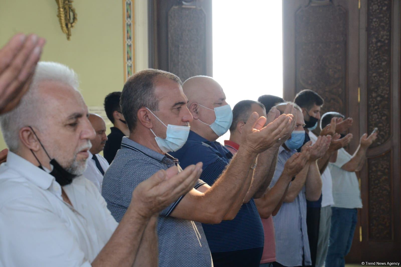 Təzəpir məscidində bayram namazı qılınıb (FOTO)