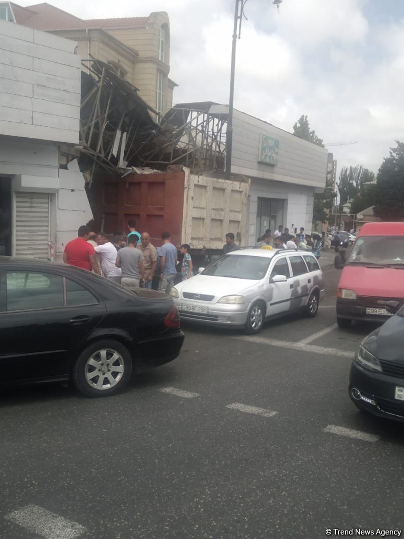 Bakıda 3 avtomobil toqquşub, yaralılar var (FOTO/VİDEO)