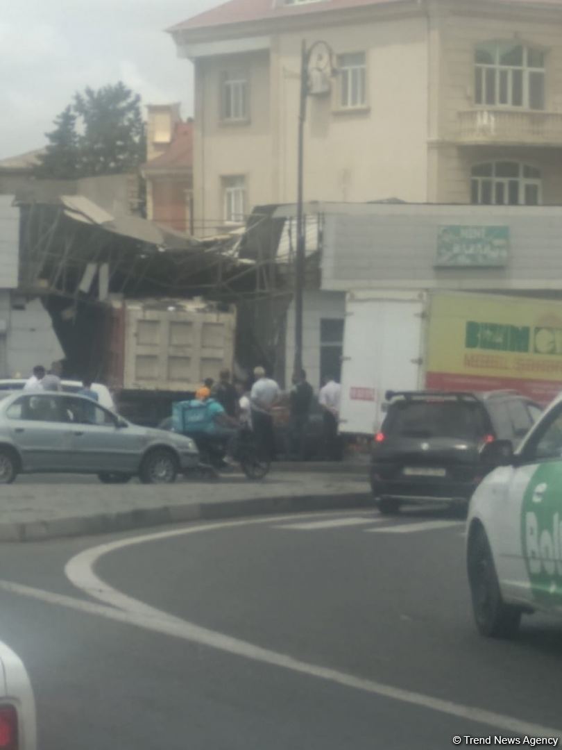 Bakıda 3 avtomobil toqquşub, yaralılar var (FOTO/VİDEO)