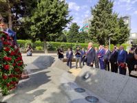 Делегация правящей партии Турции посетила Аллеи почетного захоронения и шехидов, а также монумент турецким воинам в Баку (ФОТО)