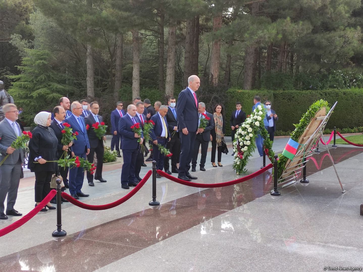 Делегация правящей партии Турции посетила Аллеи почетного захоронения и шехидов, а также монумент турецким воинам в Баку (ФОТО)