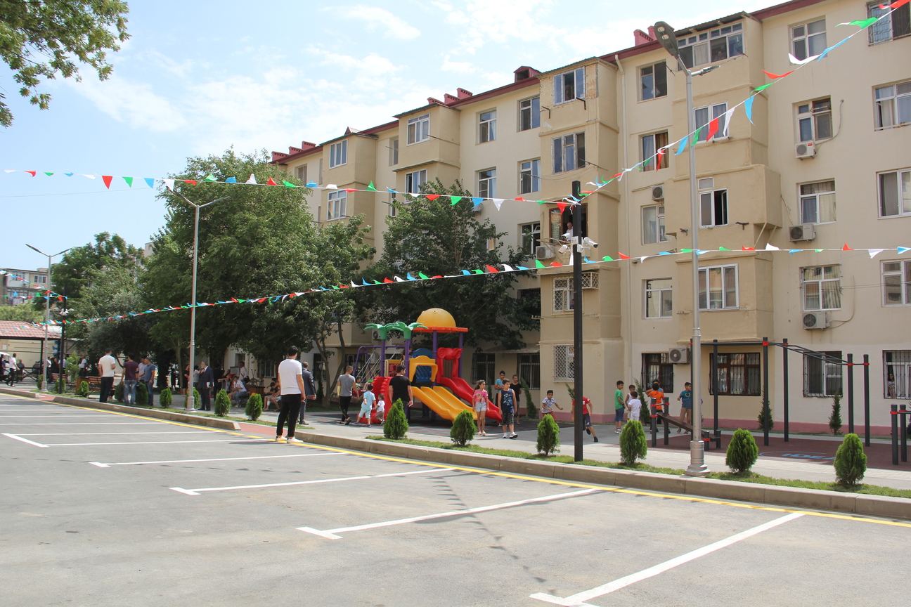 В Баку благоустроен и передан в пользование жителей очередной двор (ФОТО)
