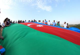 На Джыдыр дюзю в Шуше представители диаспоры развернули огромный флаг Азербайджана (ФОТО)