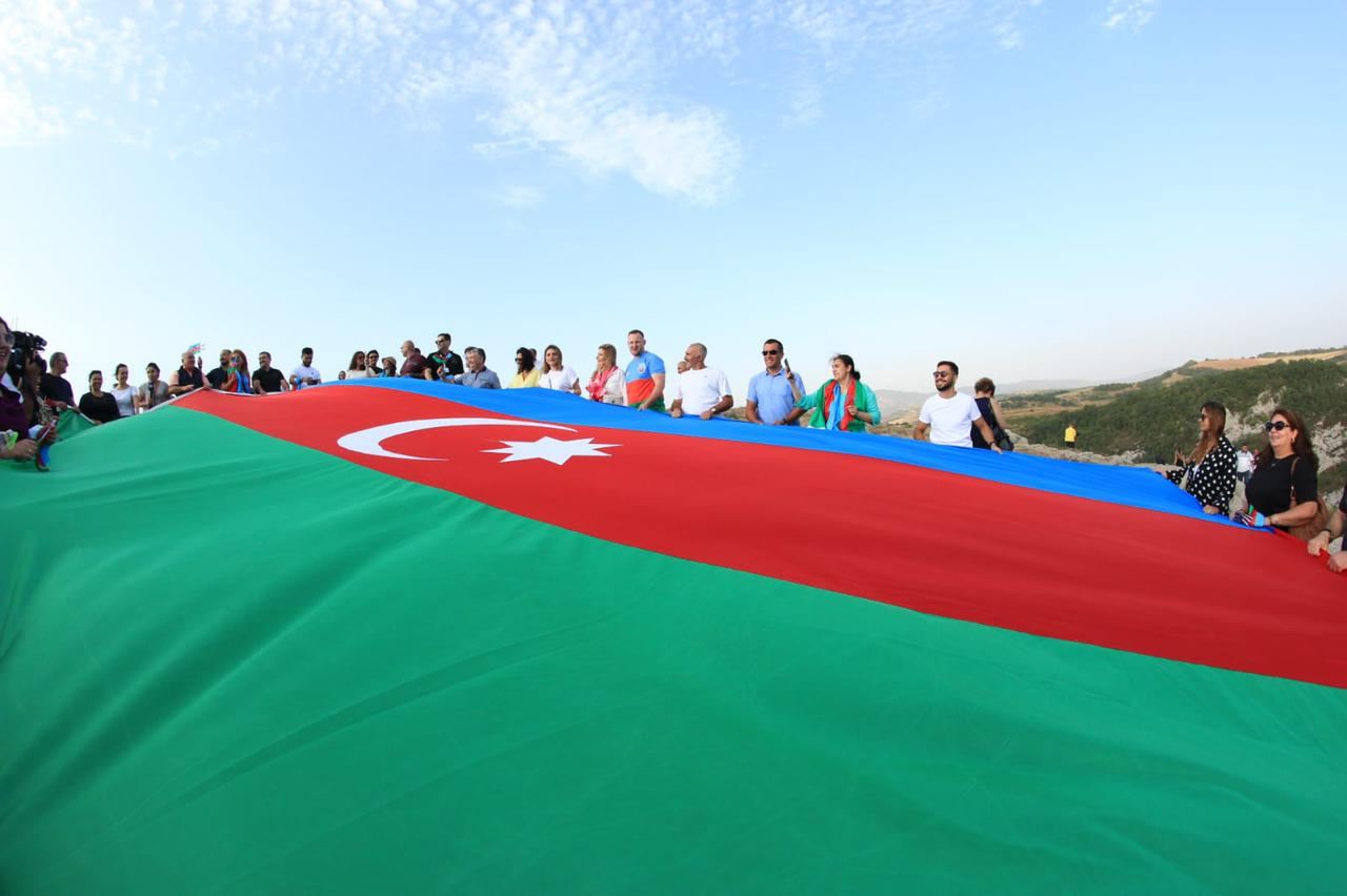 Xaricdə aksiyalarda nümayiş etdirilən iriölçülü Azərbaycan bayrağı Cıdır düzündə (FOTO)