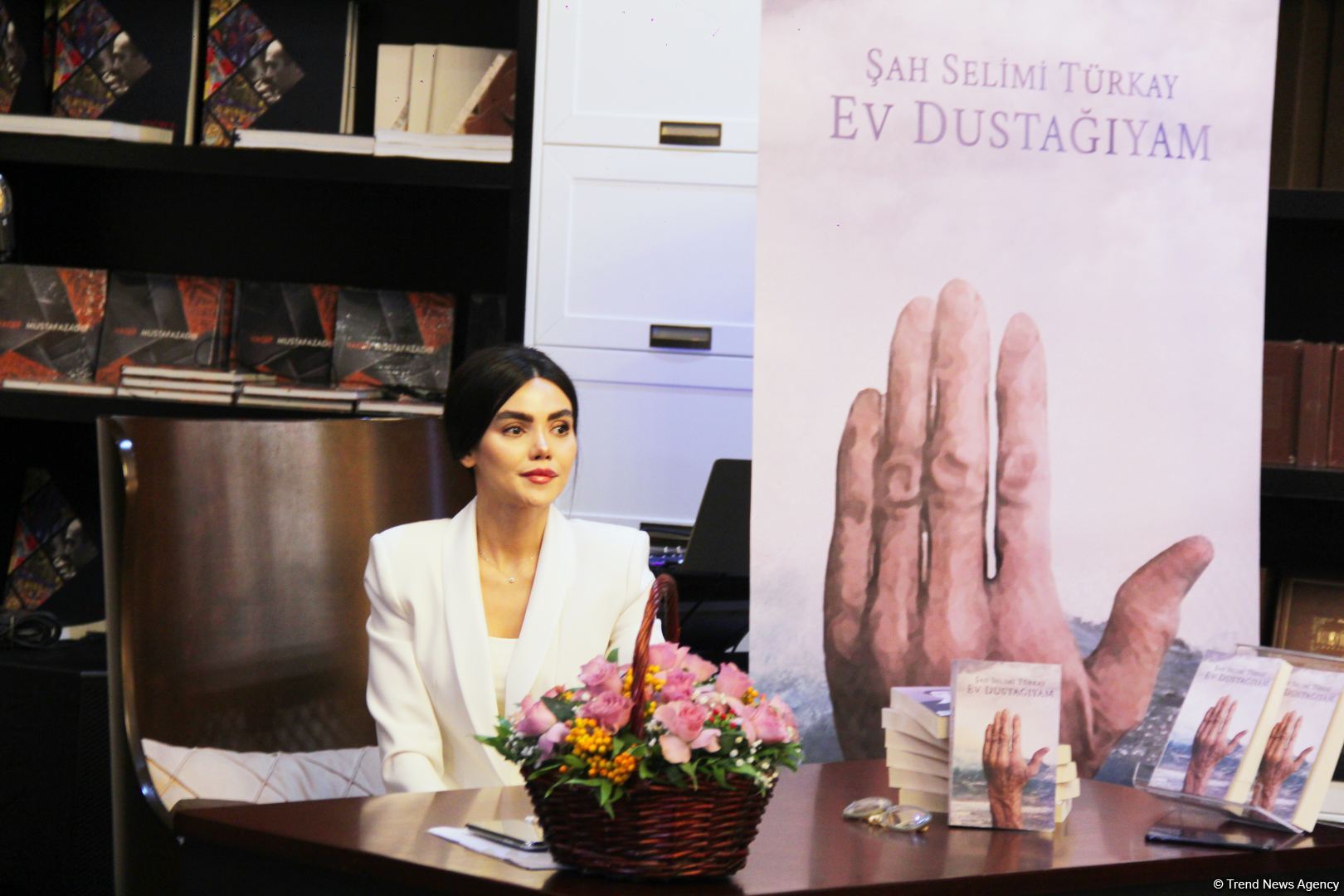 Выпускница Лондонского университета королевы Марии представила в Баку книгу "Я - домашний узник" (ФОТО)