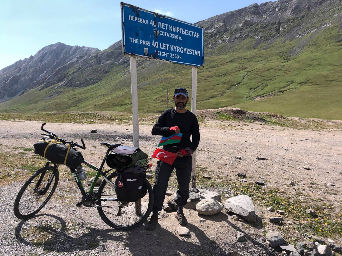 7134 метра! Азербайджанец на велосипеде впервые в истории покоряет одну из высочайших вершин Центральной Азии  (ФОТО)