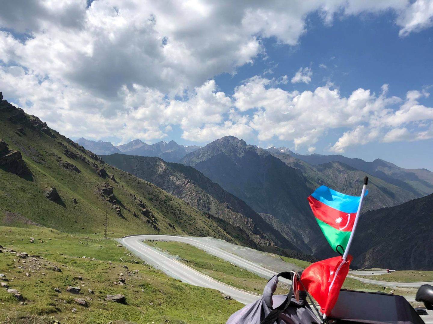 7134 метра! Азербайджанец на велосипеде впервые в истории покоряет одну из высочайших вершин Центральной Азии  (ФОТО)