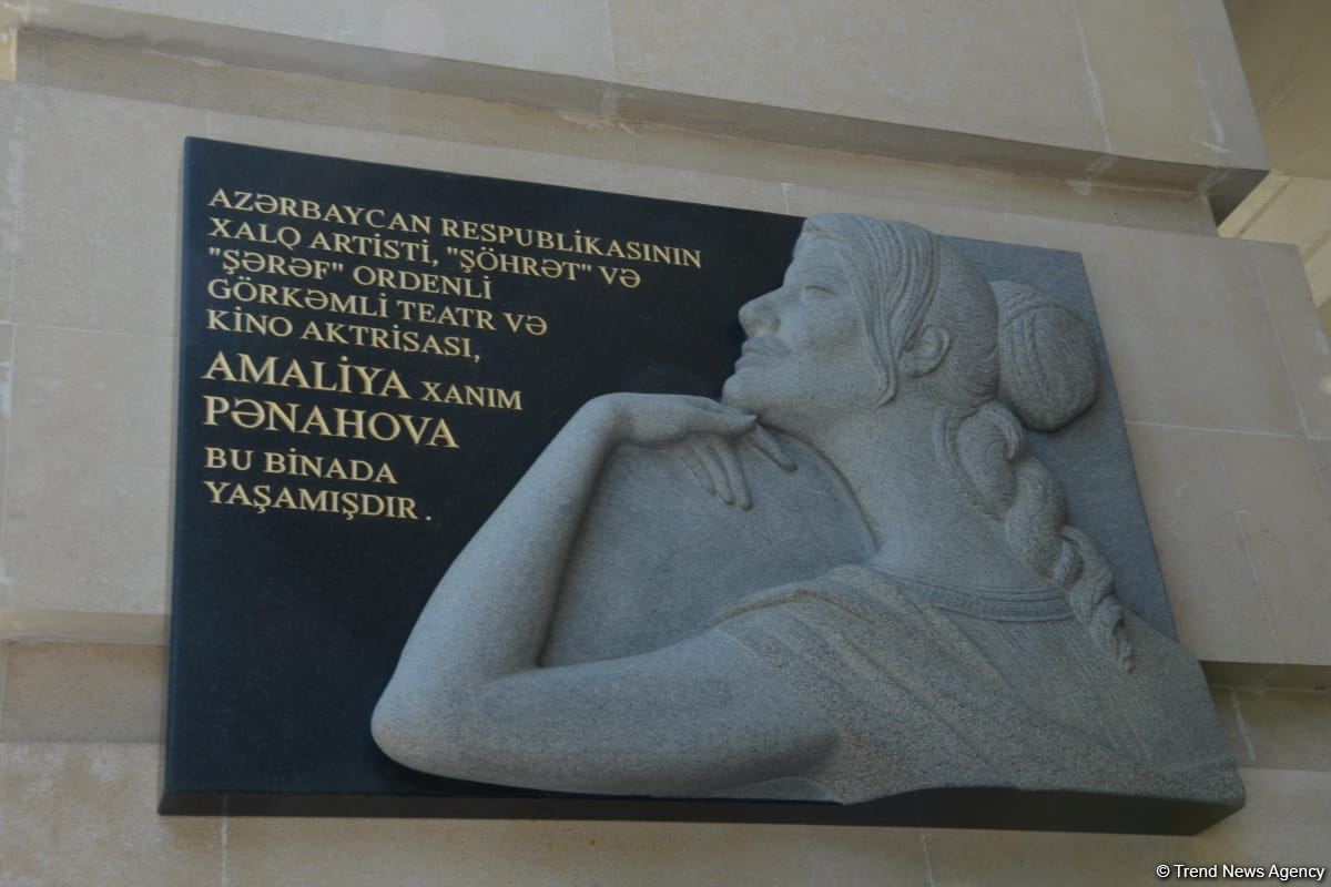 В Баку состоялось открытие барельефа на доме, где жила народная артистка Амалия  Панахова (ФОТО)