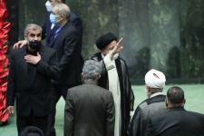 İranın yeni prezidenti and içib (FOTO)